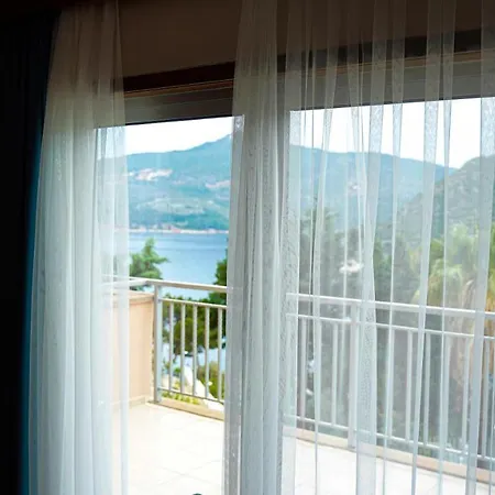 Happy Hotel
